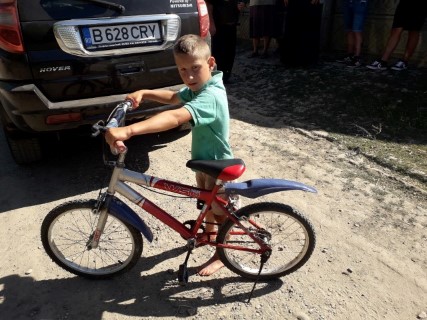 Celebrul virgil a primit o bicicleta  (Mobile).jpg