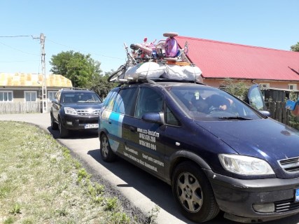 doua masini incarcate full (Mobile).jpg