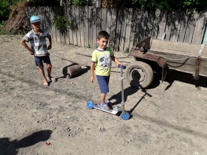 omul a primit o trotineta  (Mobile).jpg