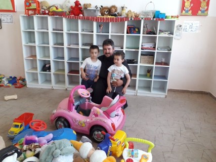 Parintele Marcel intre copii  (Mobile).jpg