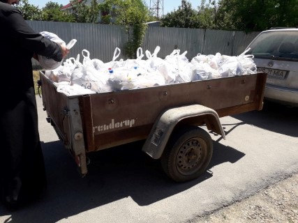 remorca este ful 75 pachete pentru 37 de copii (Mobile).jpg