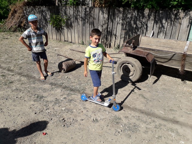 omul a primit o trotineta .jpg