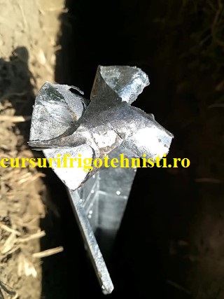 Asa arata un electrod de impamantare  dupa ce a incasat 3 ciocane .jpg