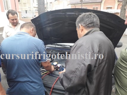 Aer conditionaz auto R134A montam bateria de manometre.jpg