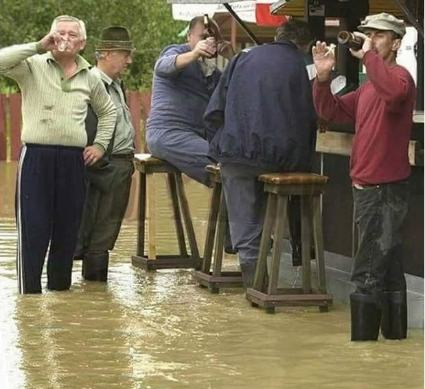 Altii duminica sunt ocupati uitati ce fac electricienii la alte firme .jpg