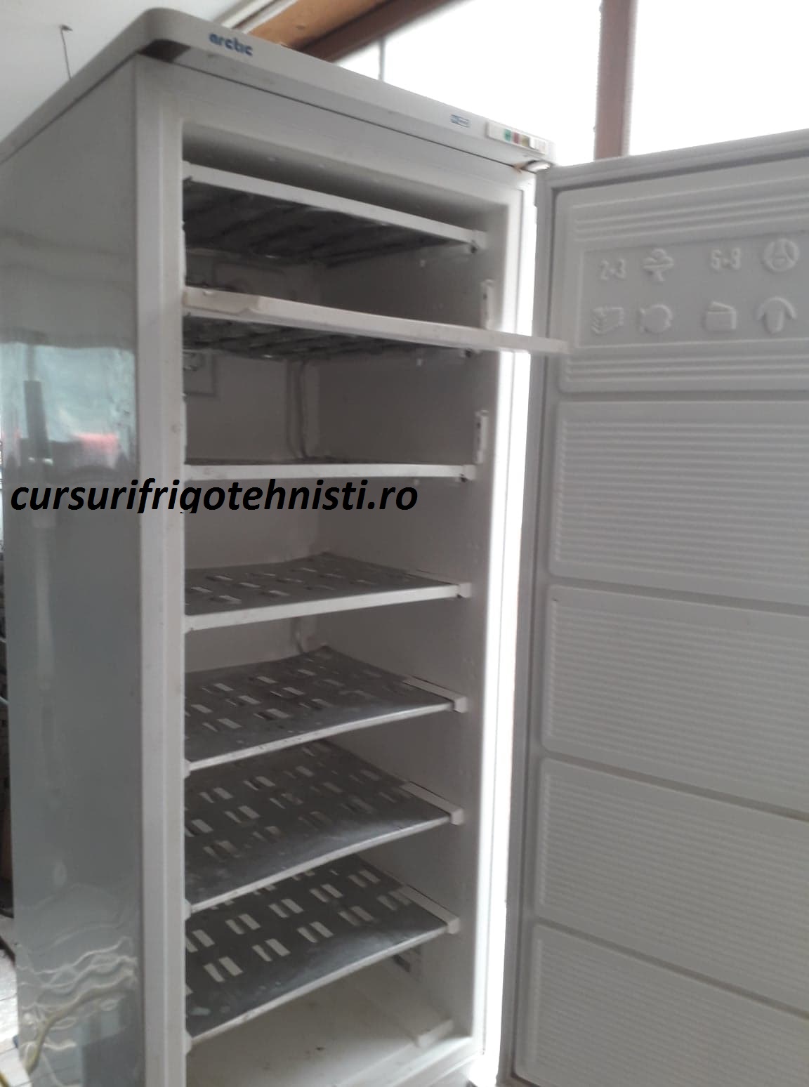 unul din primele frigidere reparate de mine un arctic cu vaporiyatorul gaurit .jpg
