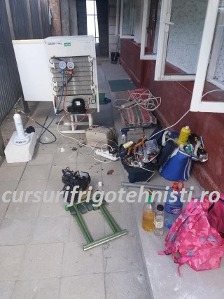 incarcare cu freon r600a cantarul .jpg