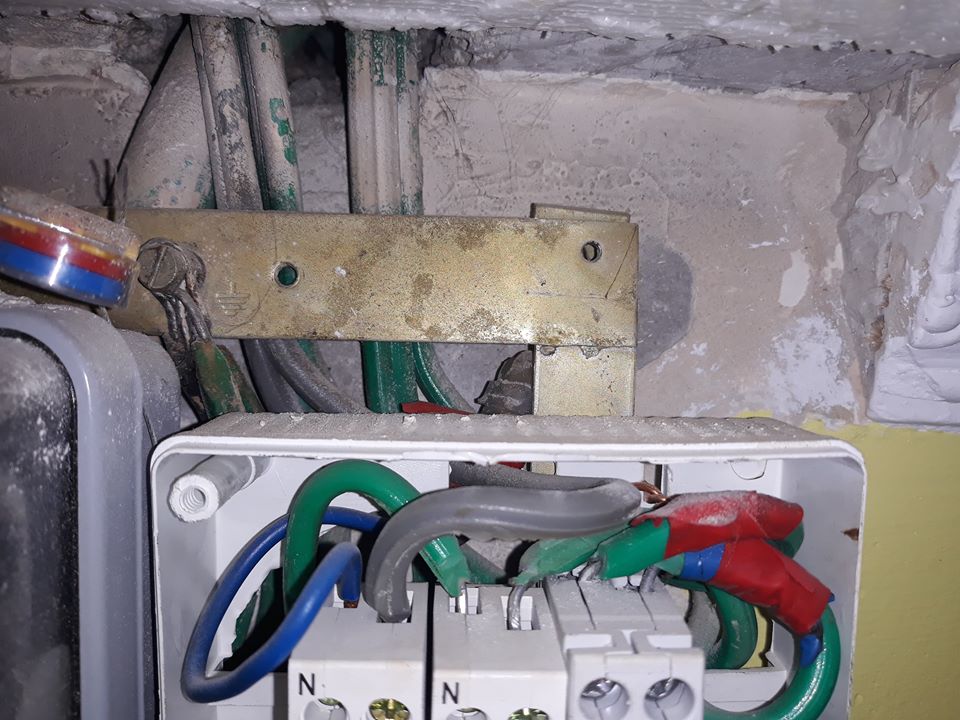 legaturi electrice iesire disjunctoare.jpg