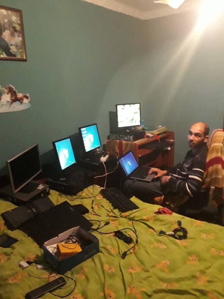 Marius un tanar cursant da o mana de ajutor.jpg