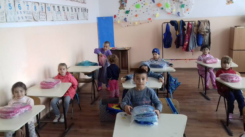copii cu ghiozdane ,in fiecare au caiete creioane tot .jpg