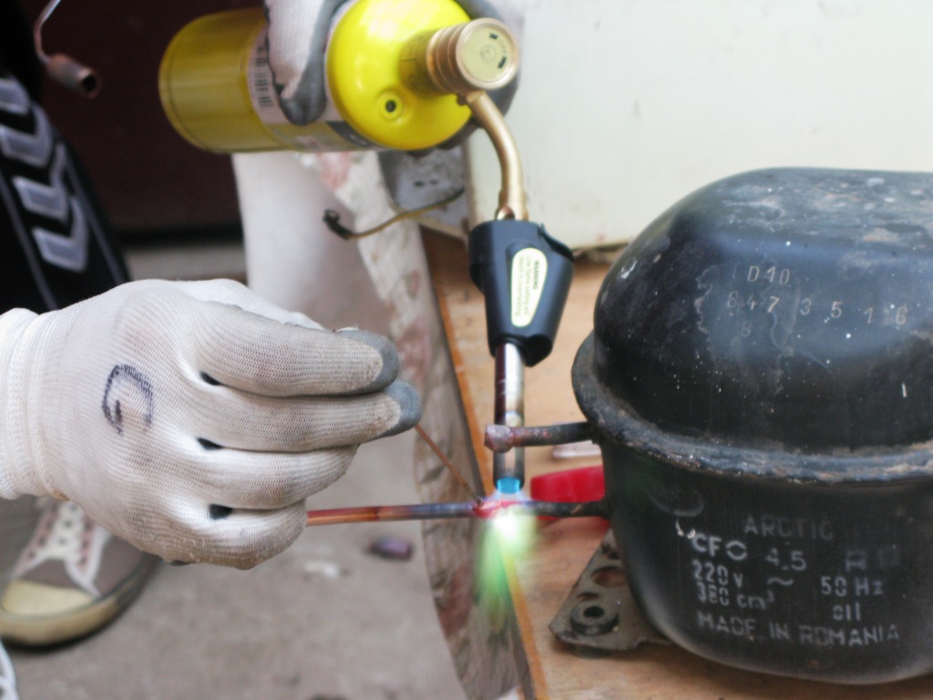 sudura valva de service la compresor agregat cu R134A .jpg