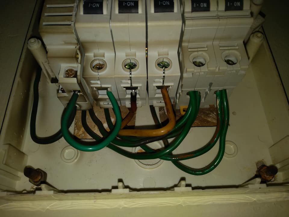 Tablou electric monofazat U=230V legaturi disjunctoare monopolare .jpg