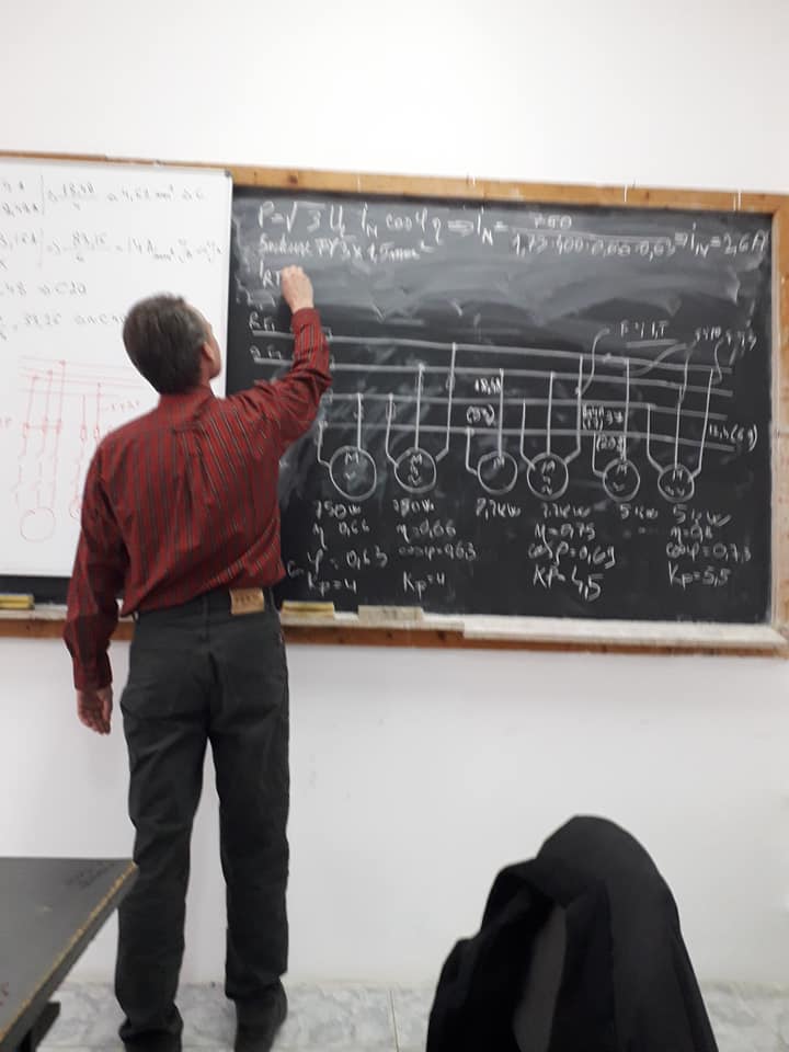 Mihai va fi un bun electrician calculeaza densitatea de curent prin conductorul de cupru.jpg