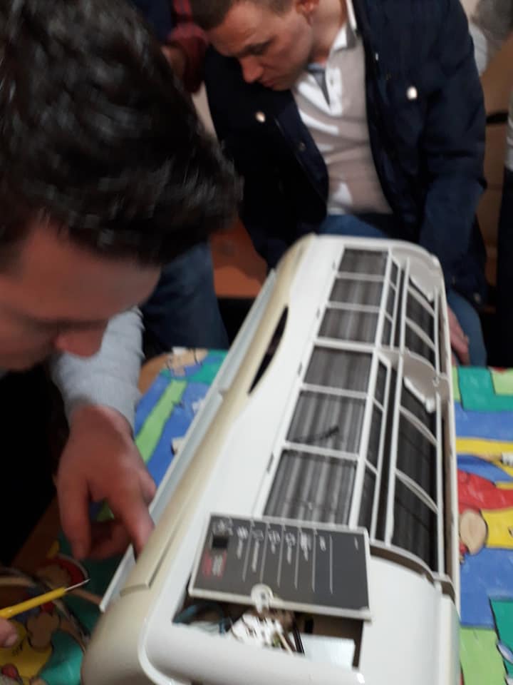 montaj unitate interna aer conditionat 12000 btu .jpg