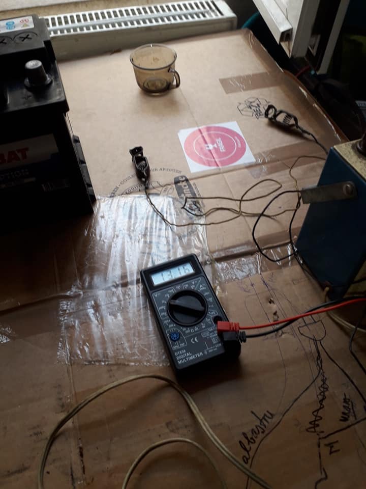 masuram cu ampermetrul curentul unui  compresor.jpg