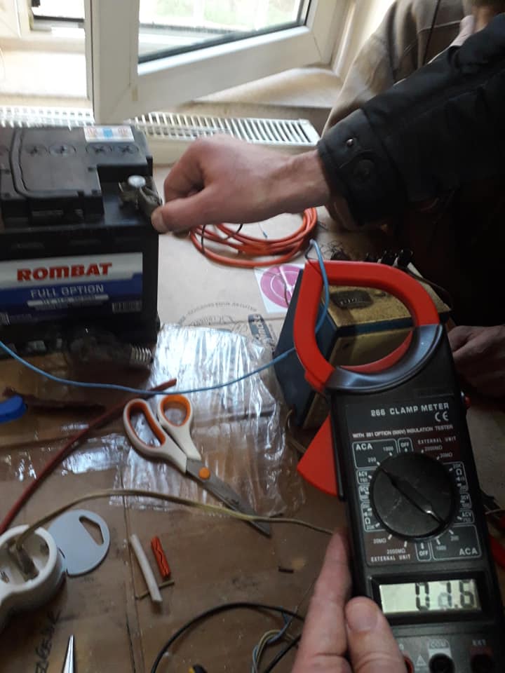 masuratori cu clamp metrul in curent continuu.jpg
