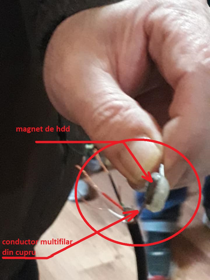 conductor de cupru de care sta lipit magnetul.jpg