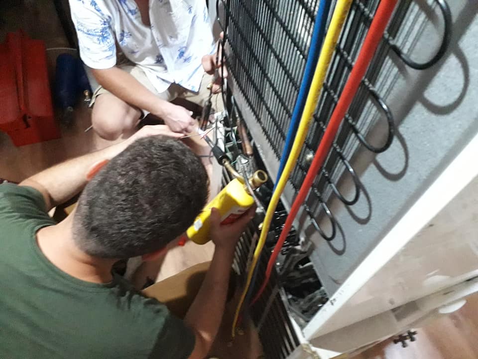 scoatere filtru deshidrator vechi era infundat freonul R134A impreuna cu uleiul nu au fost miscibile.jpg