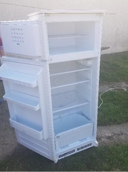 combina frigorifica congelatorul este sus , refrigerarea jos.jpg