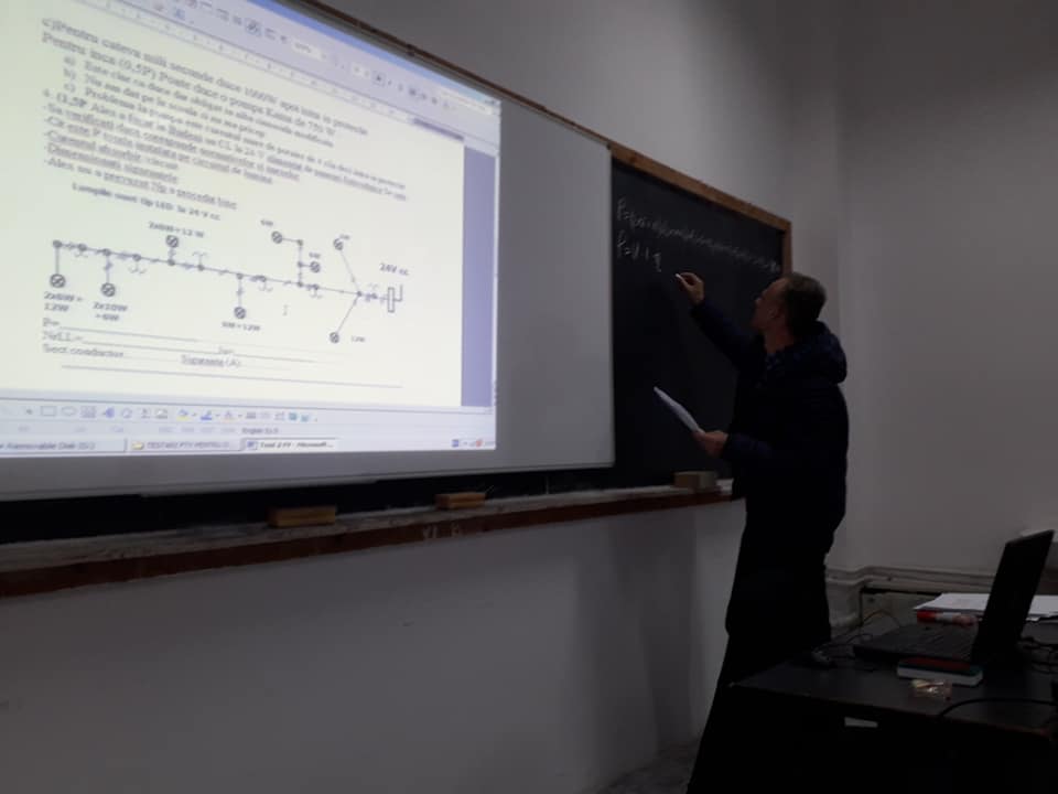 Mihai la tabla calculeaya puterea pe circuitul de lumina si curentul consumat.jpg