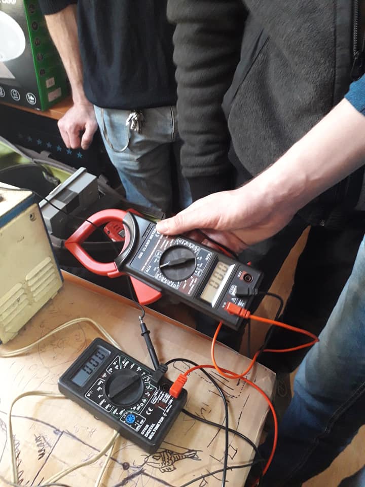 cu clamp metrul masuram indirect curentul absorbit de compresor masurat cu 2 aparate de masura.jpg