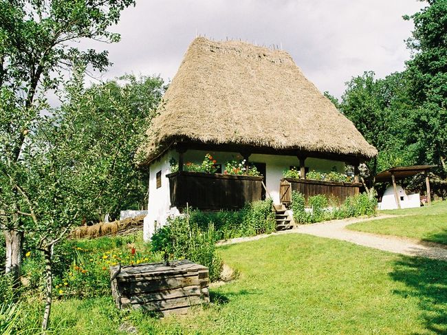 Poza cu casa fara curent electric.jpg