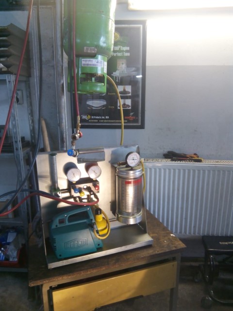 Dispozitiv incarcat aer conditionat auto freon R134A.jpg