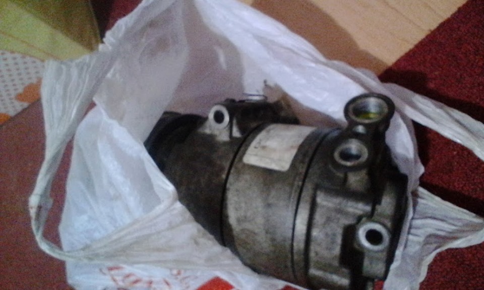 asa arata compresorul auto se vede ambreiajul .jpg