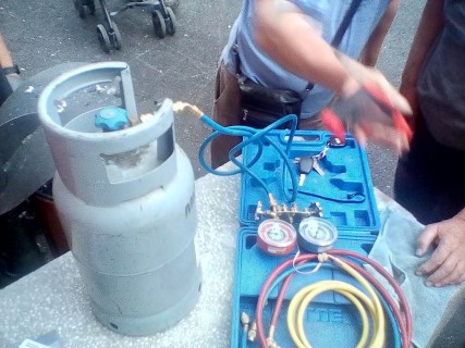 baterie manometre si butelie freon .jpg