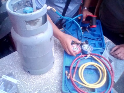 pe cadranele manometrelor am 5 freoni r22 r134a r404a r407a r410 a .jpg