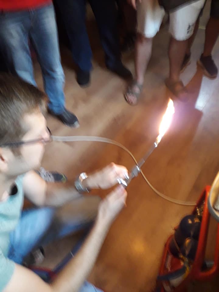 Alex porneste statia de sudura ,sa sudeye un filtru la o combina freon R600A.jpg