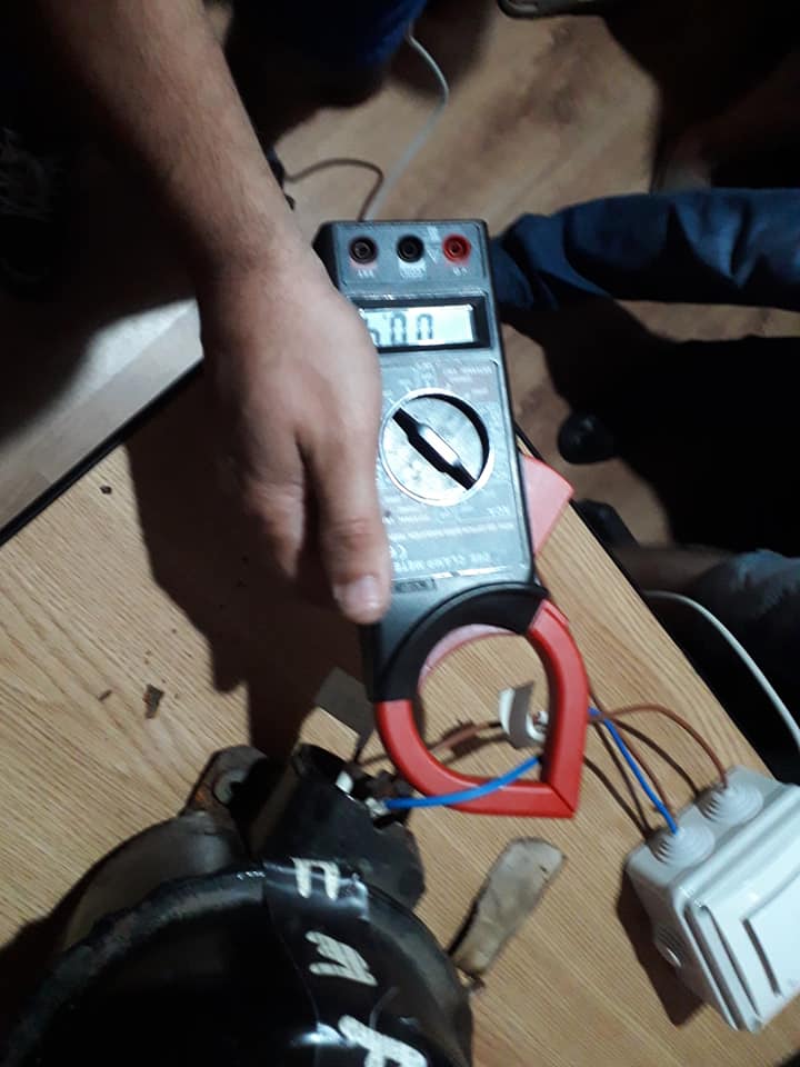 compresorul consuma un curent I=0,4A.jpg