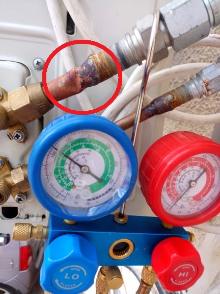 teava cutata pe aspiratie ,bateria de manometre freon R410A.jpg