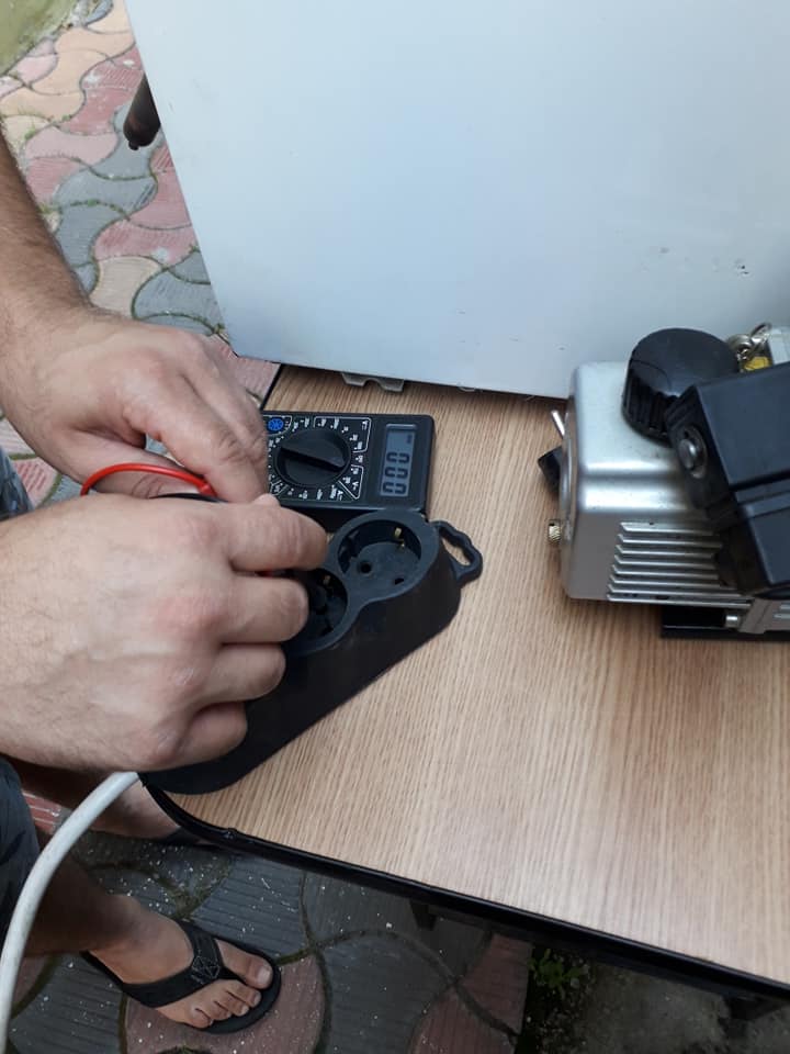 Masuram tensiunea unui circuit de priza cu aparatul de masura pus pe 750V.jpg