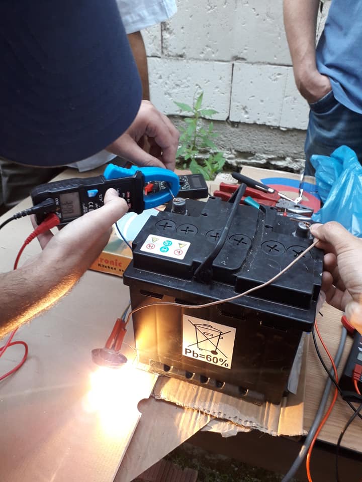 masuram curentul electric folosind clamp metrul de curent continuu .jpg