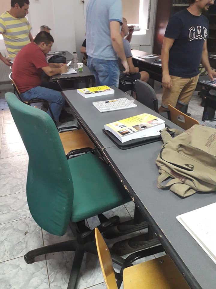 toata sala plina de manuale galbene manualul electricianului editie 2019 .jpg