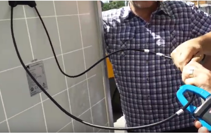 Masuratori electrice cu clamp metrul curentul de scurtcircuit panou fotovoltaic.jpg