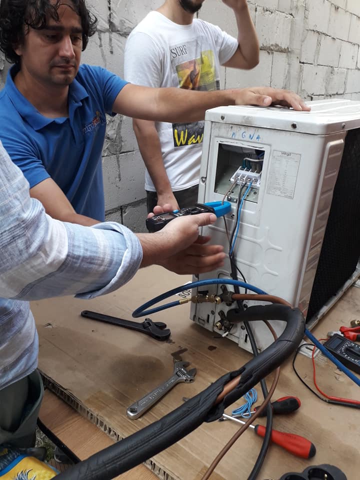 clamp metrul pe alimentarea compresorului .jpg