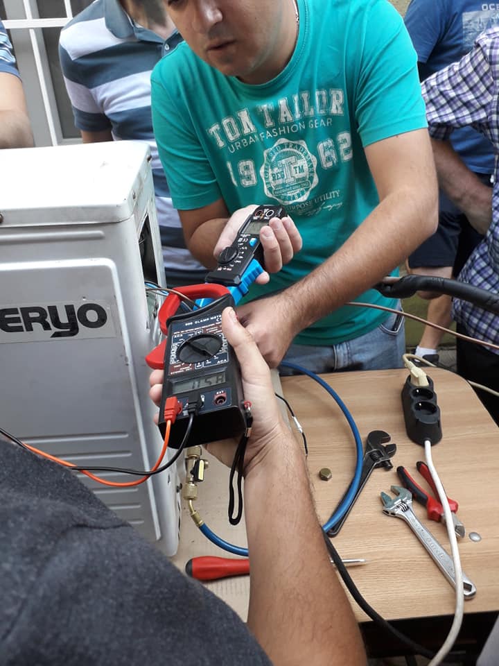 doua clamp metre pe alimentarea compresorului .jpg