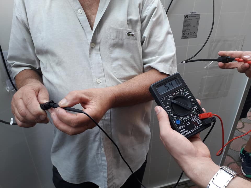 Panouri fotovoltaice legate in serie tensiunea se dubleaza .jpg