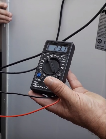 tensiunea de mers in gol panou fotovoltaic , din pacate trebuia sa arate 37V dar era la umbra.jpg