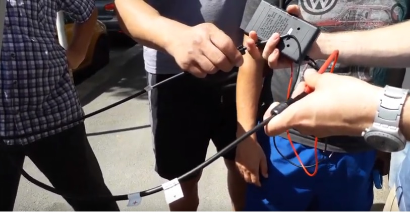 Alex cu ampermetru masoara curentul de scurtcircuit la panoul fotovoltaic P=300W.jpg