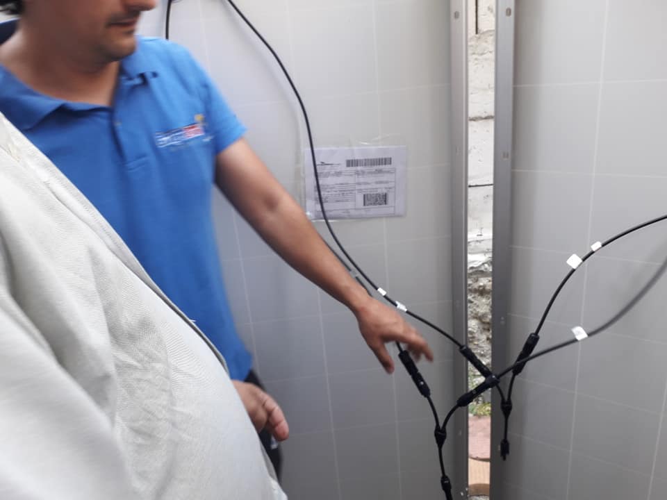 Panouri fotovoltaice in paralel legate  cu conectori MC4.jpg