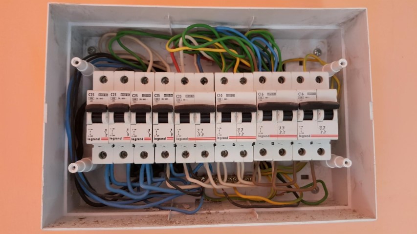 tablou cu 6 circuite monofayat U=230V (Small).jpg