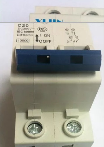 sistem fotovoltaic protectie cu legaturi electrice disjunctor curent continuu I=20A.jpg