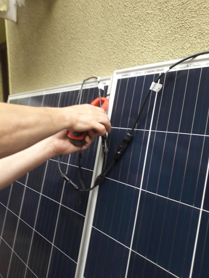panouri fotovoltaice in paralel creste intensitatea curentului electric.jpg