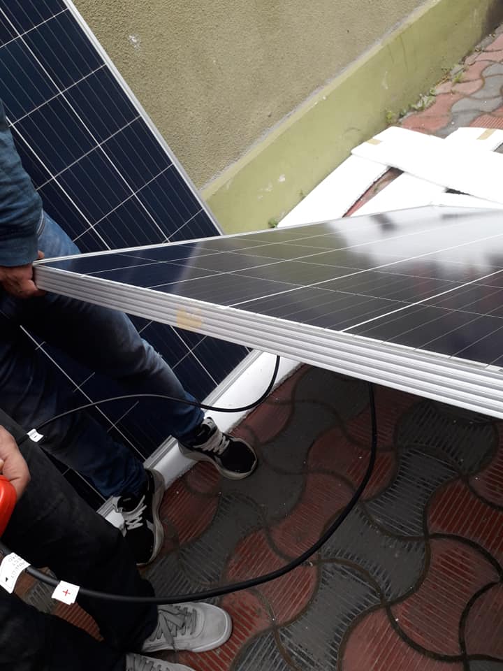 panou fotovoltaic orientat spre soare.jpg