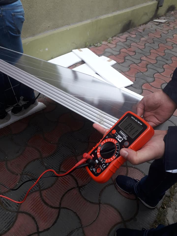 folosim un aparat multi metru I=7A panoul nu este bine orientat spre soare.jpg