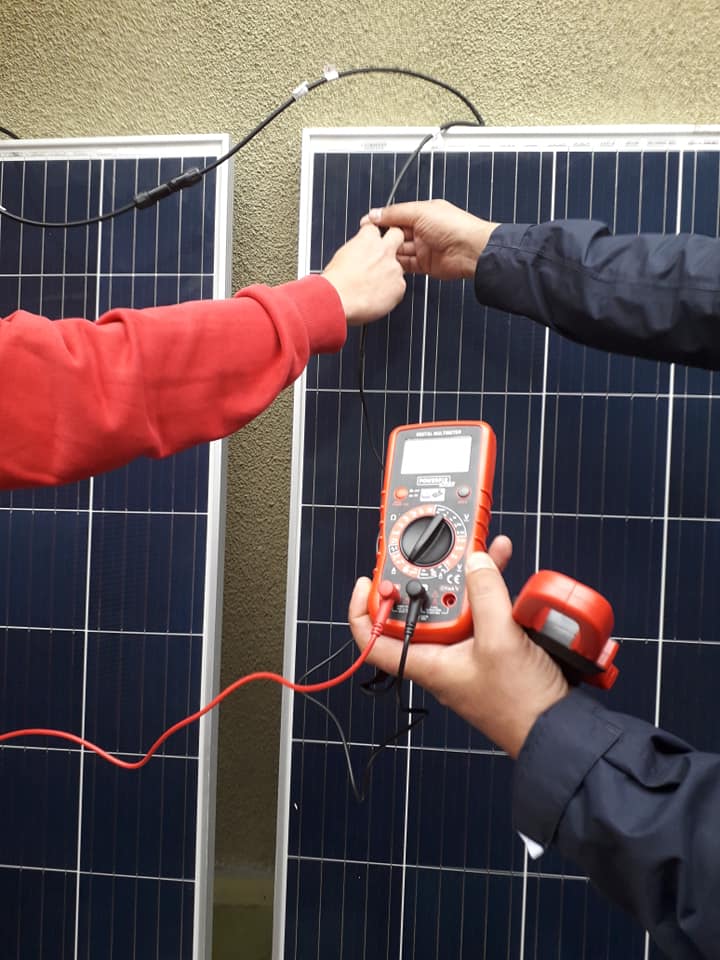 Practica poya 4 folosim aparatul de masura .jpg