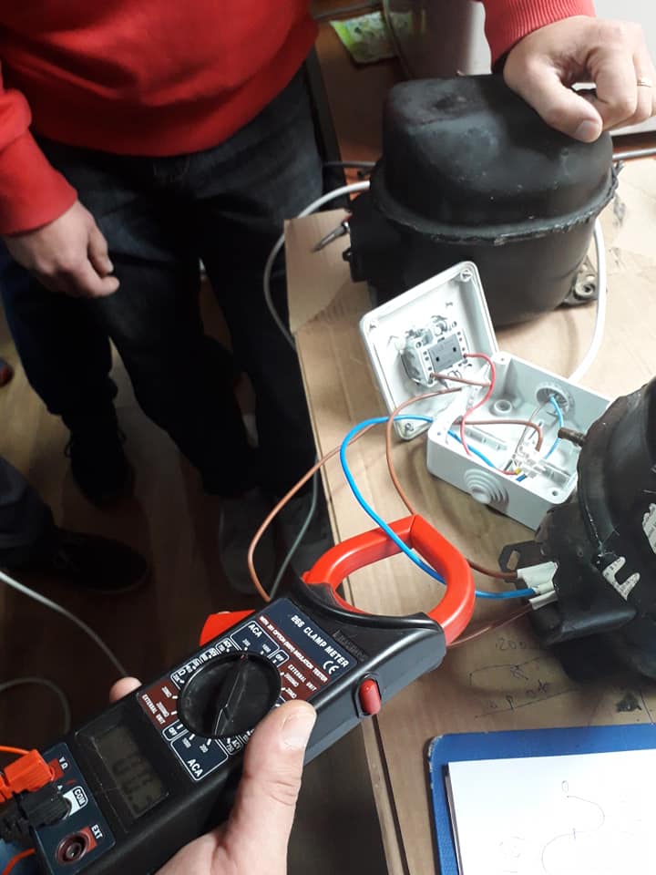 cu ampermetrul masuram I=2A.jpg